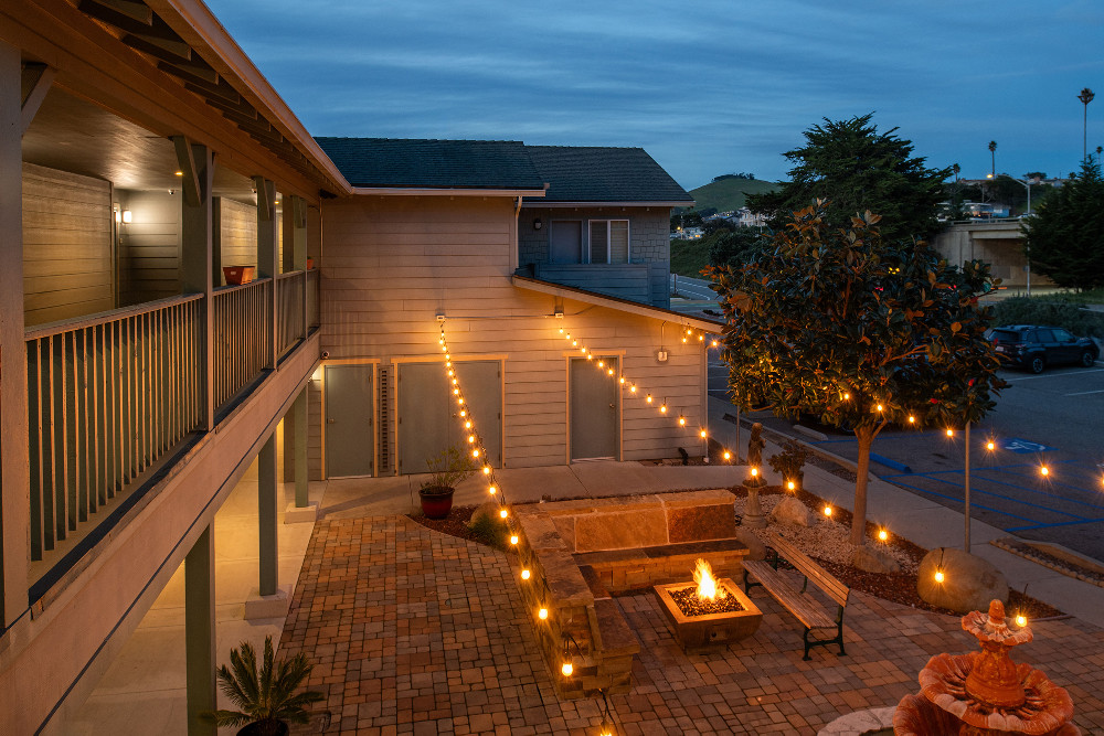 Morro Shores Inn & Suites - Exterior Sitting Area