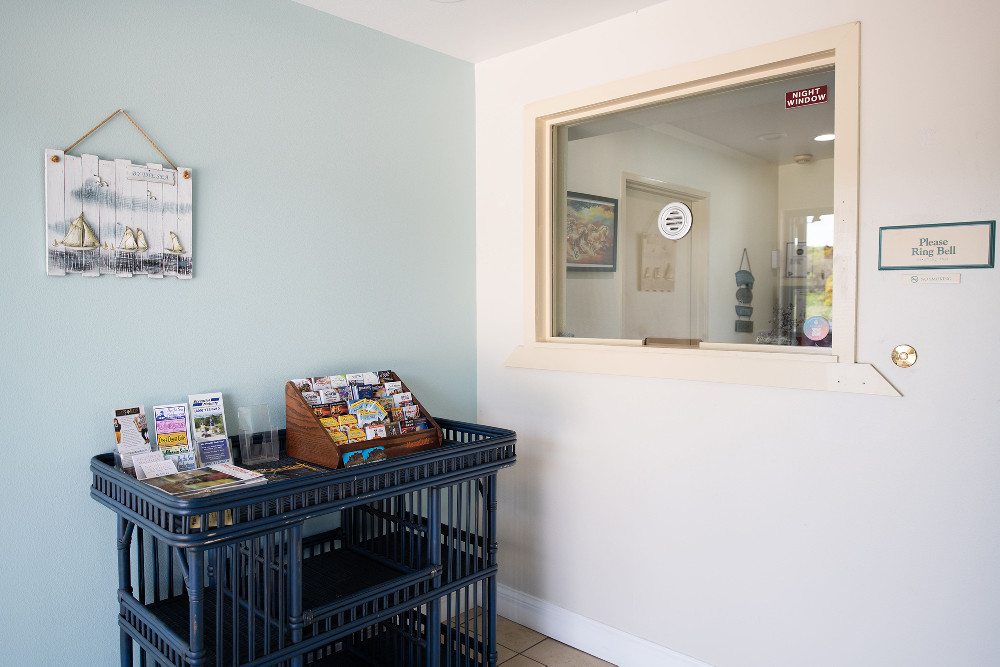 Morro Shores Inn & Suites - Bookshelf