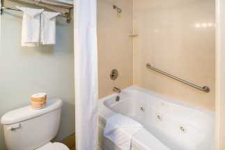 Morro Shores Inn Guest Rooms - Full bathroom with whirlpool tub