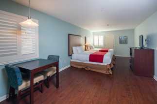 Morro Shores Inn Guest Rooms - Dining table in Suite