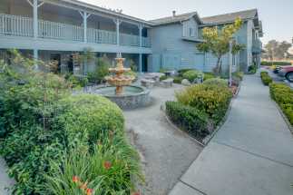 Morro Shores Inn & Suites - Mingle outdoors at our garden