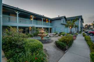Morro Shores Inn & Suites - Garden and fountain at Morro Shores Inn & Suites