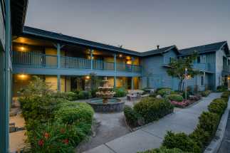 Morro Shores Inn & Suites - Beautiful courtyard and sitting area