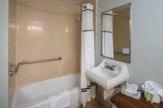 Morro Shores Inn Guest Rooms - Full bathroom at Morro Shores Inn